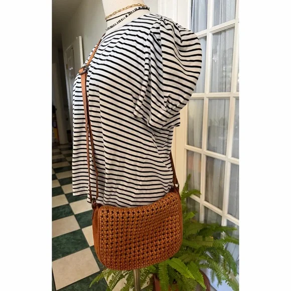 Chic Tan Woven Crossbody Leather Bag - Picture 2 of 8